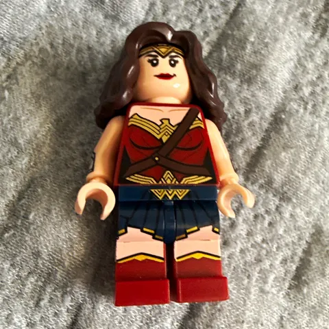 LEGO Wonder Woman Minifigure 2017 meh hand mostly new