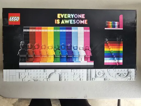 LEGO Icons: Everyone Is Awesome (40516)