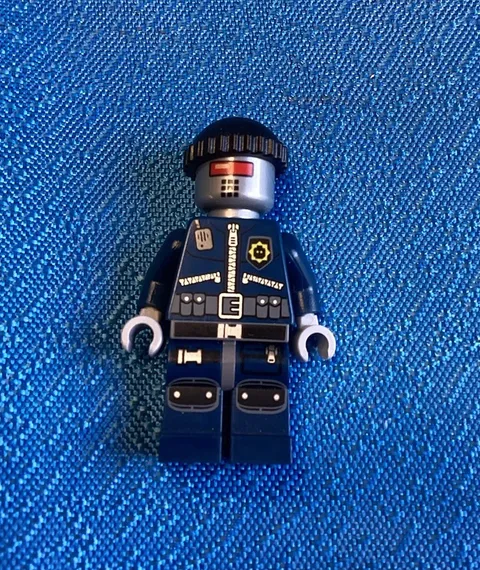 LEGO Movie Minifigure Robo SWAT Police w/ Knit Cap (tlm045) Book Exclusive