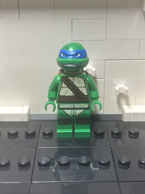 LEGO Teenage Mutant Ninja Turtles Minifigure TNT009 Leonardo Minifig MINT