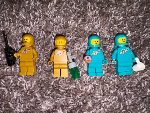 LEGO Ideas: Minifigure Vending Machine 21358 - Classic Space Minifigure Lot