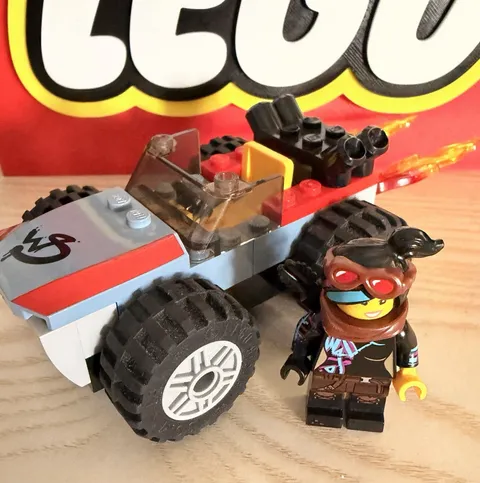 Lego Movie 2 Wyldstyle Minifigure & Buggy Vehicle 
