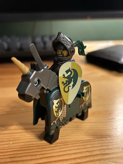 RARE LEGO Kingdoms Green Dragon Knight Minifigure and Horse with Horse Armor