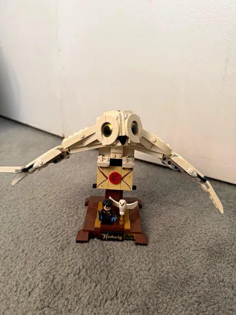 LEGO Harry Potter: Hedwig (75979) - Complete Set w/ Display Stand