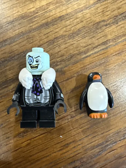 The LEGO Batman Movie Minifigure:  The Penguin Smile 70909 with 1 Small Penguin