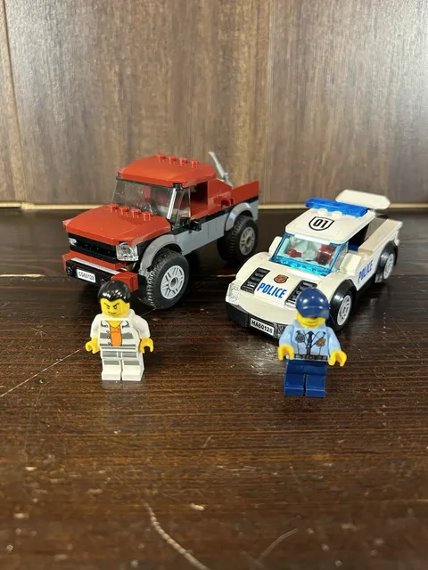 LEGO City Police Pursuit 2016 (60128) Mostly Complete With Mini Figures Figs