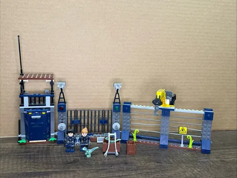 LEGO Jurassic World: Dilophosaurus Outpost Attack (75931) Incomplete Used
