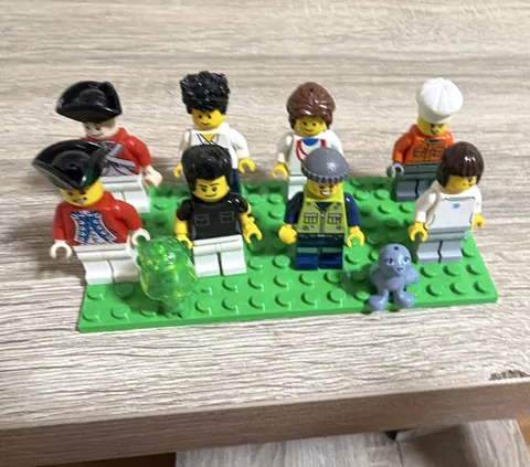 LEGO Minifigures Mixed Lot w/ Accessories, Green Baseplates & Small Vehicle