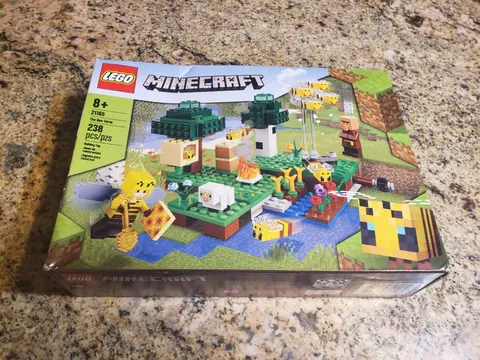 LEGO Minecraft: The Bee Farm (21165) Factory Sealed