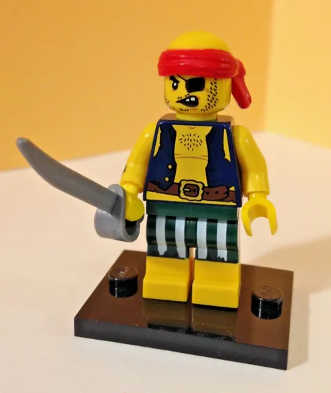 Lego col252 Scallwag Pirate - Minifigure - Collectible/Series 16 - Bandana/Sword