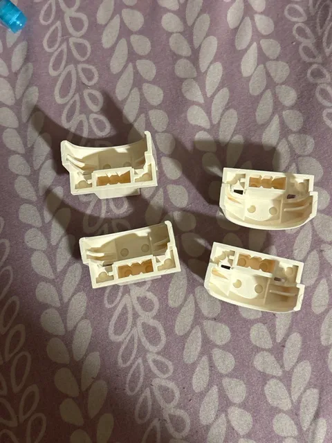 LEGO mudguards with a 4 x 2 1/2 x 2 1/3 size,(x4) and 1 blue mud guard