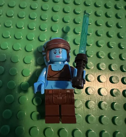 LEGO Star Wars Aayla Secura Minifigure w/ Blue Lightsaber Age 5+