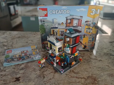 LEGO CREATOR: Townhouse Pet Shop & Café (31097)