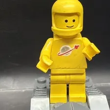 LEGO MINIFIGURE CLASSIC SPACEMAN YELLOW SP007 READ DESCRIPTION