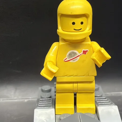 LEGO MINIFIGURE CLASSIC SPACEMAN YELLOW SP007 READ DESCRIPTION
