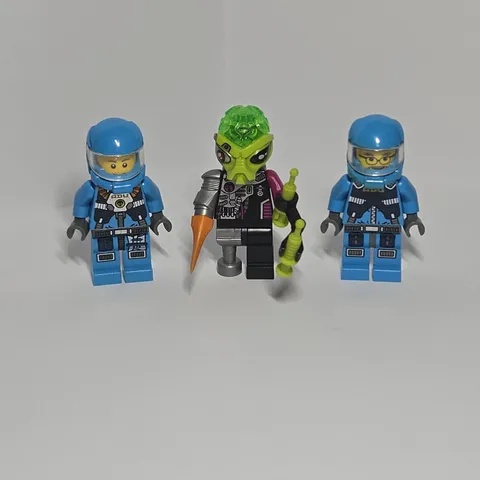 LEGO ac012 Alien Android — Brain Dome, Peg Leg, Mech Arm — 7066 Earth Defense HQ