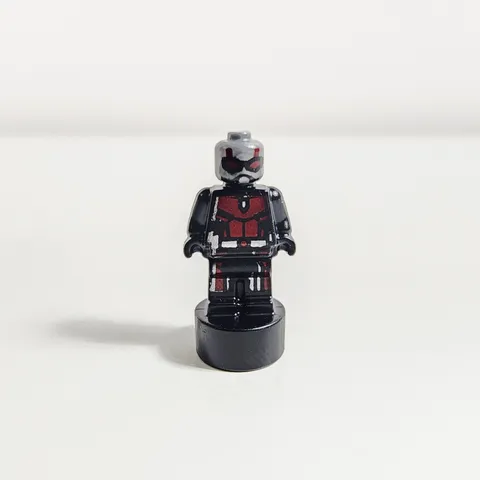 Lego Ant-Man Minifigure Statuette Scott Lang Upgraded Suit 76269 76192