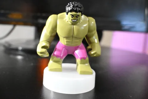 Lego Super Heroes Hulk Black Hair & Magenta Pants Minifigure 76152 sh643