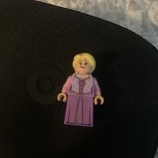 BRAND NEW ORIGINAL DISNEY CASTLE RAPUNZEL MINIFIGURE