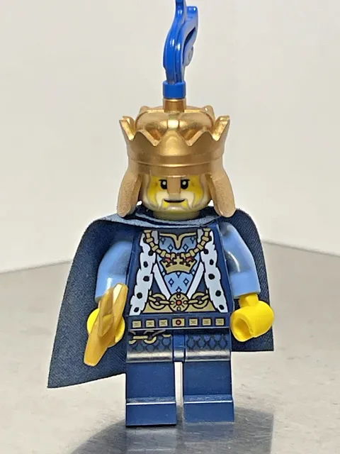 LEGO Castle LION KING w/ Crown & Cape cas527 70404  and sword
