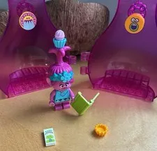 Lego Trolls Poppy Dreamworks Minifigure Pod and her Accessories Cupcakes Book