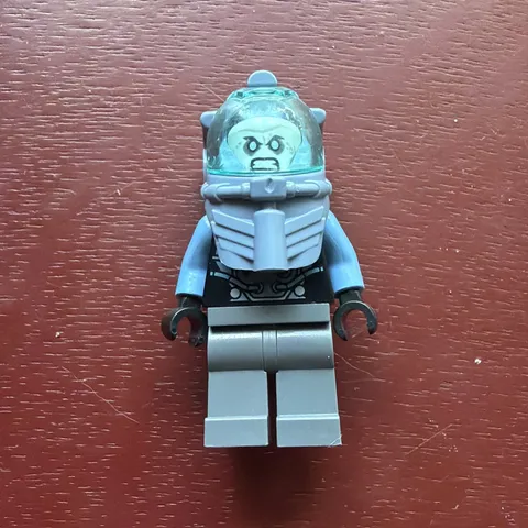 Lego DC Super Heroes Minifigure Mr. Freeze, Medium Blue 76000!
