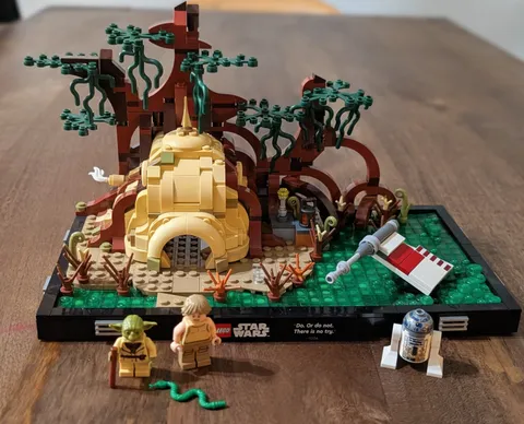LEGO Star Wars 75330 Dagobah Jedi Training Diorama - 100% Complete w/ Minifigs