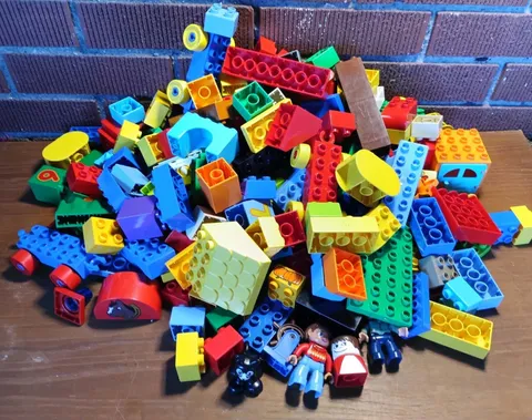 Lego Duplo SUPER Brick Sale - Lot of Over  100 - 3 Figures