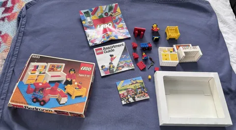 LEGO Bedroom set #5233 Homemaker Vintage 1970s for parts with box and minifigs.
