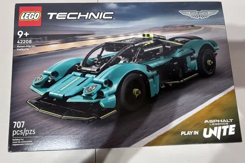 LEGO Technic Aston Martin Valkyrie 42208 707-Piece Set Box