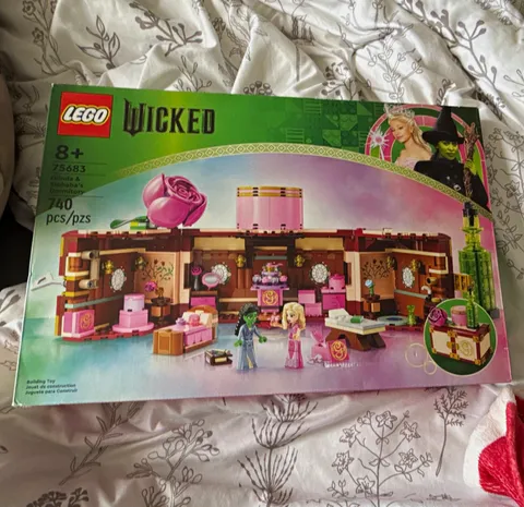 LEGO Wicked 75683 Glinda & Elphaba’s Dormitory 740pcs Set Age 8+