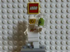 LEGO Classic Space Astronaut Minifigure - White w/ Green Alien Head Stasis Pod