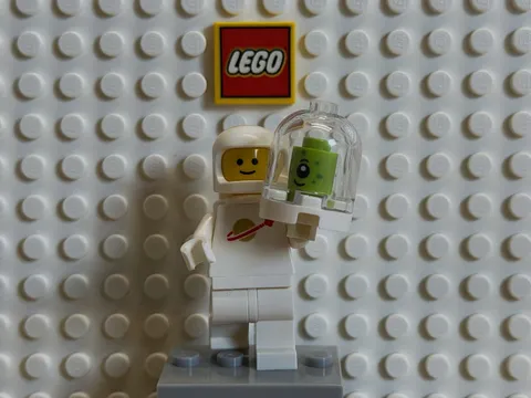 LEGO Classic Space Astronaut Minifigure - White w/ Green Alien Head Stasis Pod