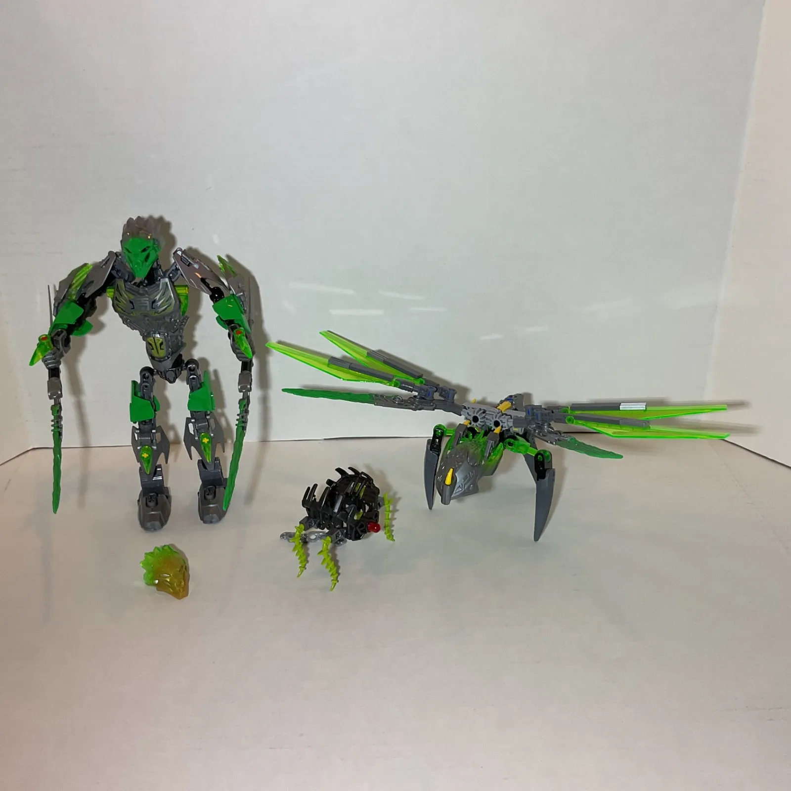 LEGO Bionicle Lewa Uniter of Jungle 71305 with Uxar Creature of Jungle 71300