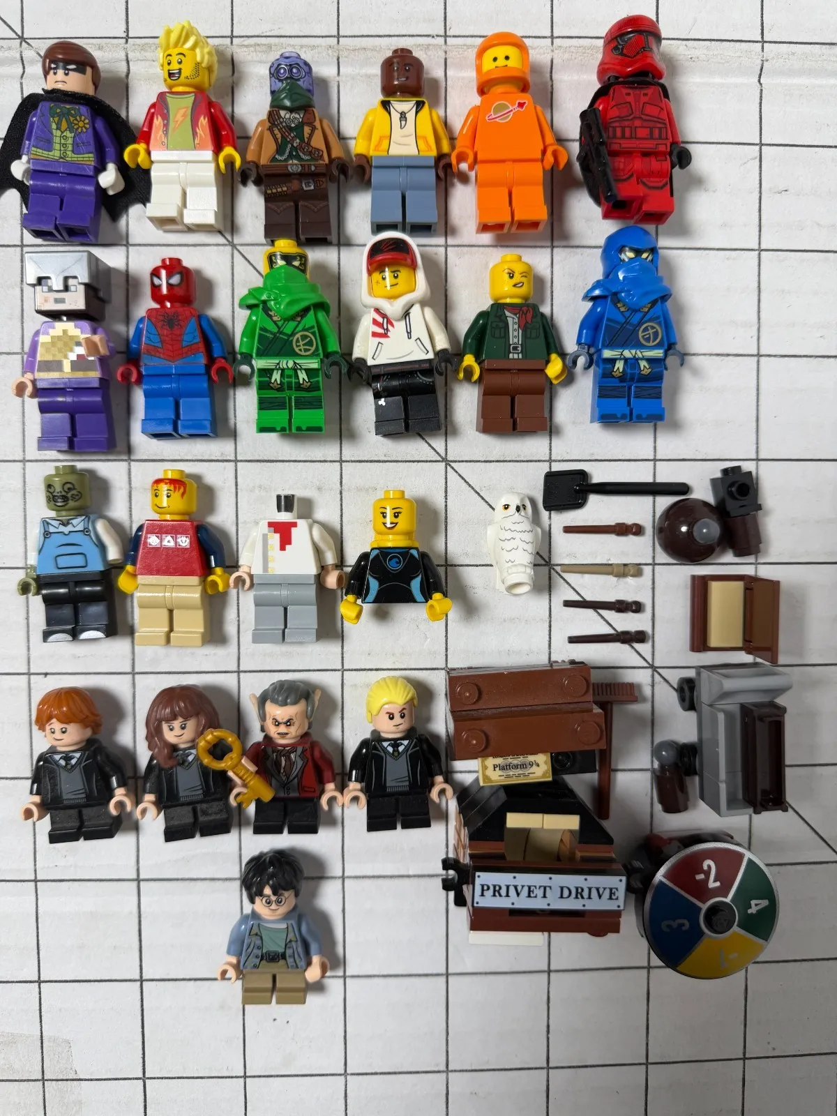 LEGO Minifigure Lot Harry Potter Privet Drive Sign Ninjago Spider-Man Lot of 30+