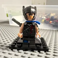 LEGO Thor Minifigure w/ Helmet Cape Weapon Accessories Age 5+