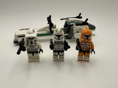 LEGO Star Wars: Clone Trooper Battle Pack (7913) Missing 1 Orange Trooper