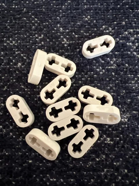 LEGO 41677 White Technic, Liftarm Thin 1 x 2 - Axle Holes 11 Pieces