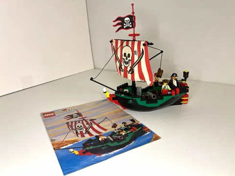 Lego 6250 Pirates Cross Bone Clipper 100% complete. Great condition. No box