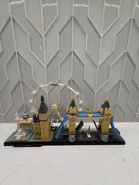 LEGO ARCHITECTURE: London, Great Britain (21034) - Used, With Book