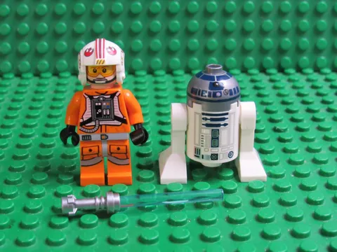Lot 2 Lego Star Wars minifigs Luke Skywalker Pilot R2-D2 Astromech Droid WT52