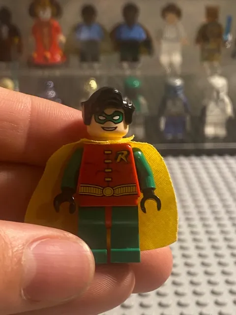 LEGO Robin Minifigure 2006 - DC Batman 7783 bat009 , CRACKED, BITEMARKS, READ!!!