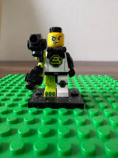 Lego minifigure series 26 (space) - Blacktron Mutant