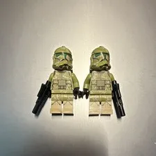 LEGO Star Wars Minifigures Lot of 2 Green Clone Troopers Helmets Blasters
