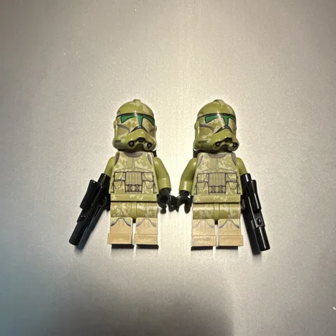LEGO Star Wars Minifigures Lot of 2 Green Clone Troopers Helmets Blasters