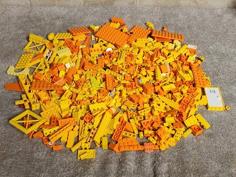  Bulk Lot Of  Miscellaneous 600 Lego Pieces ( Shades Of Yellow & Orange )(A)