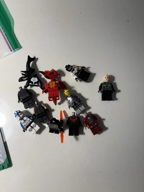 LEGO Plastic Minifigure Lot Assorted Mixed Characters/Figures & Parts