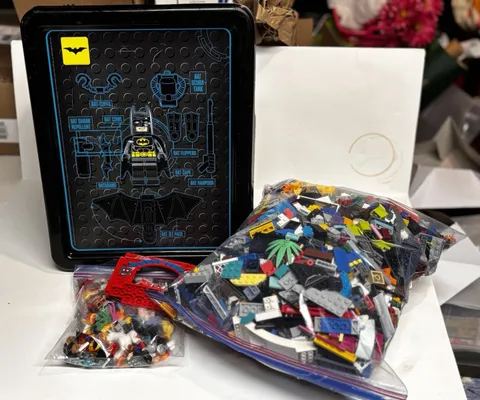 The LEGO Batman Movie Large Storage Box (4094) with 6lbs Misc Lego & Minifigs