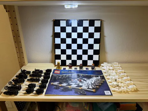LEGO Harry Potter Hogwarts Wizard's Chess 76392 W/Minifigs SOME YELLOWING READ