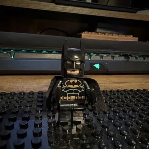 LEGO 7781 Original Batman Minifigure w/Cape & Batarang x2 (002)